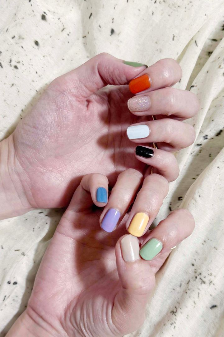 2025年夏コスメ・ネイル編◇ ワンカラーネイルで指ごとに色を変えてカラフルに【ささやかですてきなもの 大谷有紀 vol.246】
