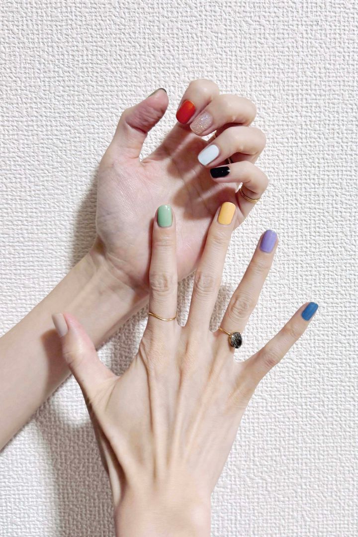 2025年夏コスメ・ネイル編◇ ワンカラーネイルで指ごとに色を変えてカラフルに【ささやかですてきなもの 大谷有紀 vol.246】