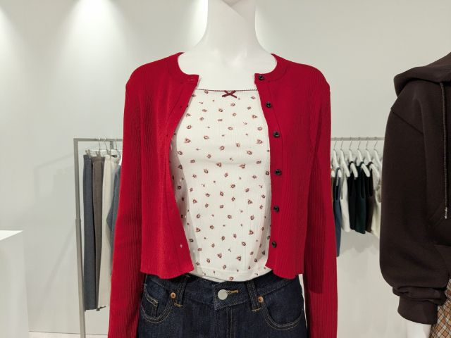 コットンブレンドクロップドキャミソールを着ているマネキン