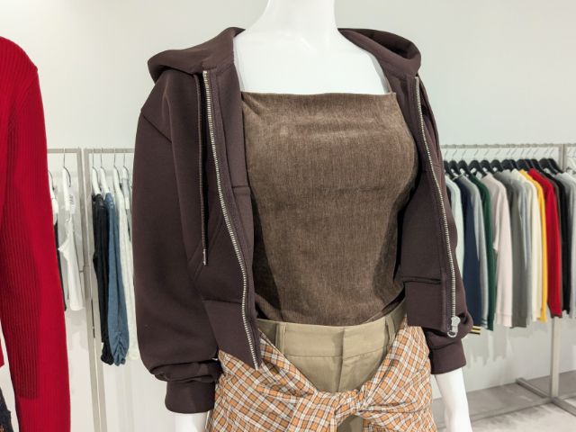 ブラウンのブラフィールクロップドベロアキャミソールを着ているマネキン