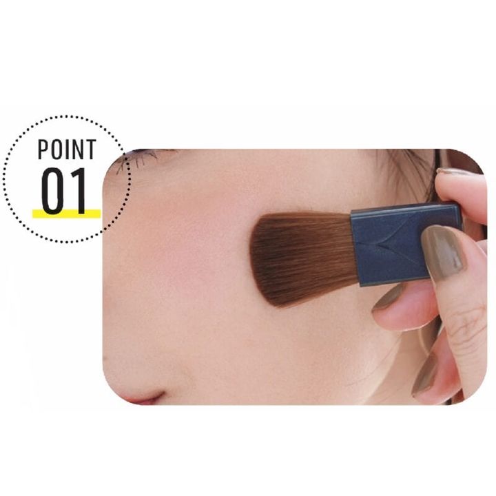 淡いオレンジ色のチークの塗り方