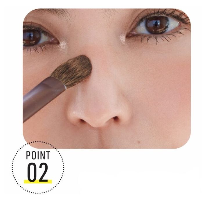 オレンジ色のチークを鼻の上にのせる