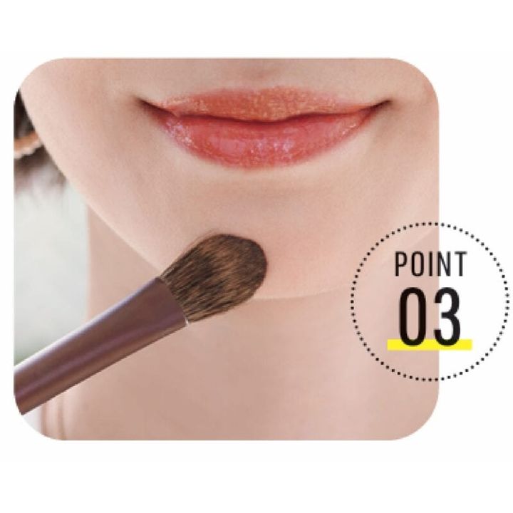 あご先にチークをのせる