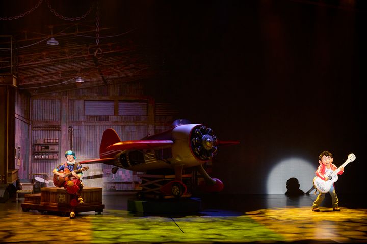 パイロット姿のミニーマウスに会える！東京ディズニーシーの新作ショー