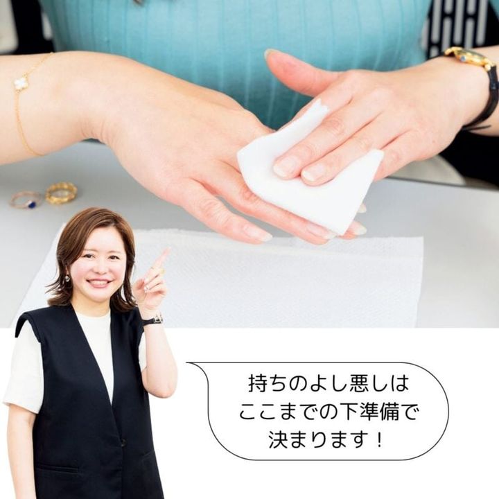 エタノールスプレーをコットンに吹き付け、手指を丹念に消毒する。清潔な土台を整えることで、ネイルの持ち向上＆後々のカビ予防にもなる。