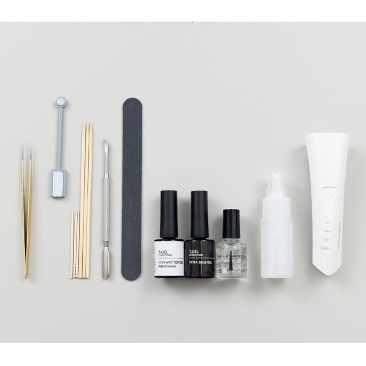 右から、UV/LEDライト「SHAREYDVA Handy Light Ley」、エタノール、プレプライマー、ベースジェル、トップジェル、爪やすり、プッシャー、ウッドスティック、マグネット、ピンセット。その他、化粧用コットン、キッチンペーパーなど。