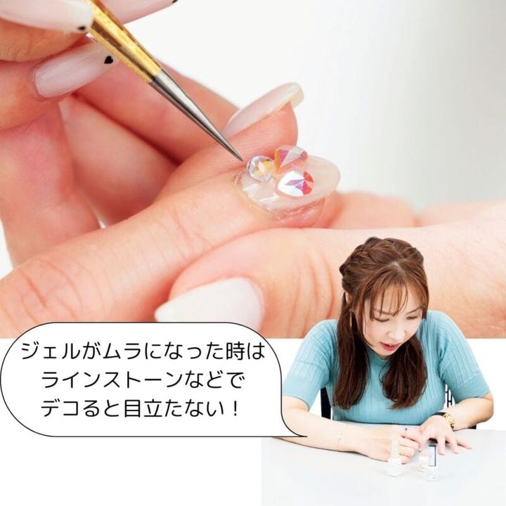 お好みのネイル用ホログラムやラインストーンを選んだら、ピンセットを使って爪の上にバランスを見ながらのせていく。