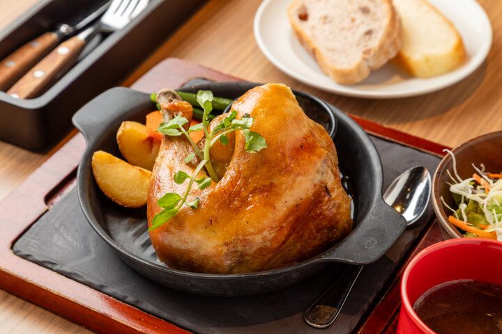 大阪・関西万博の最寄り沿線！弁天町駅直結のホテル内カフェ「SARAS CAFE & BRASSERIE」でティータイム