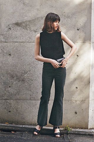 黒のIラインの力みをゆるめる あせた黒のニュアンス▶ ヒザ位置を上げて見せることでスタイルよく見える、ゆるやかなセミフレアは、肌の出るサンダルやヒールのないシューズにも好バランス。