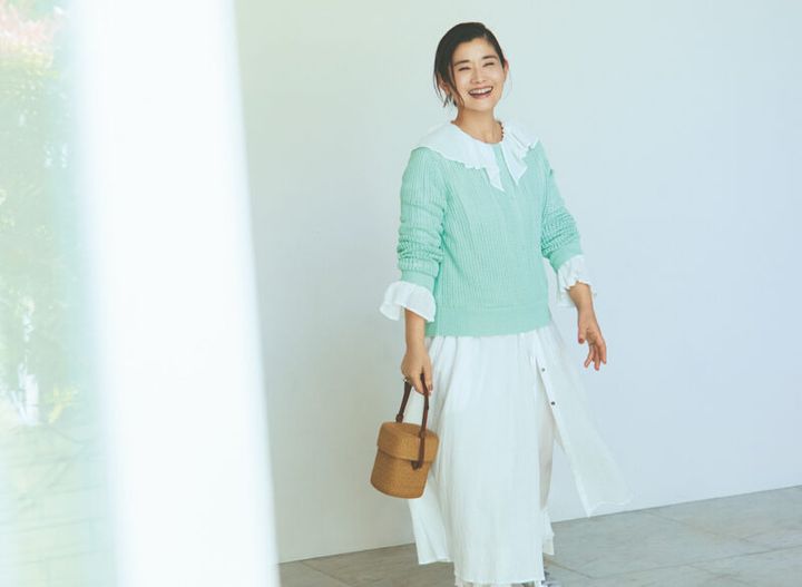 ニット¥28,600／スローン（ザ ショップスローン 神戸）、ワンピース¥41,800／エンリカ、パンツ¥37,400／ハウスオブ ロータス（ハウス オブ ロータス 二子玉川店）、ピアス¥68,200／マルセラ・サルバドール（フラッパーズ）、リング¥35,200／ヨーガンレール、バッグ¥81, 400／カマロアン（アッシュ・ペー・フランス）