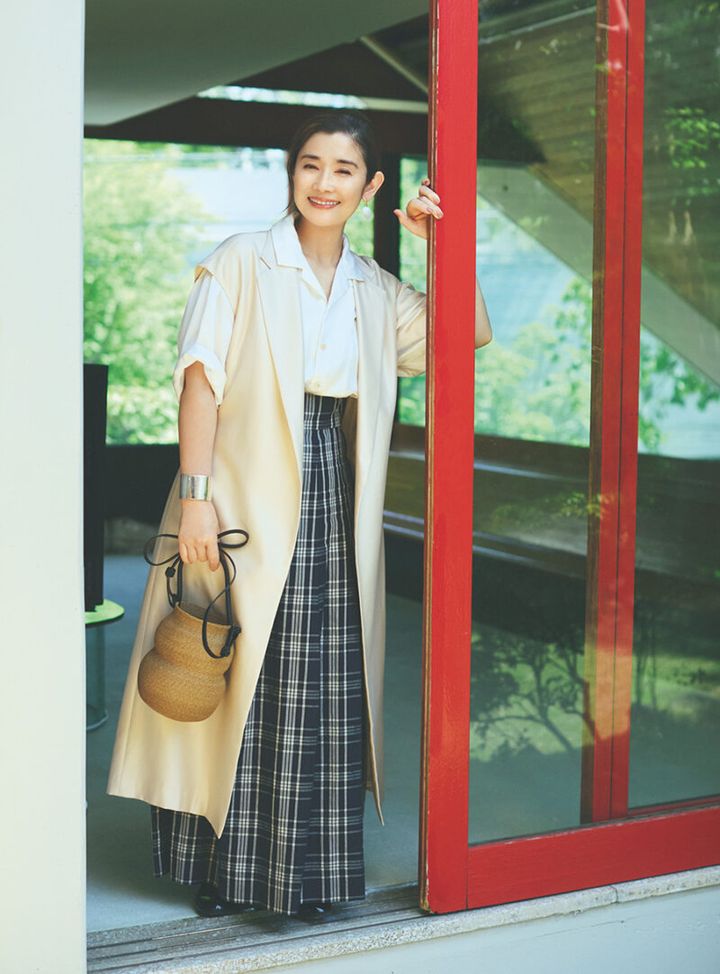 ジレ¥143,000、スカート¥66,000／ともにサイ（マスターピースショールーム）、ブラウス¥50,600／スズキ タカユキ、ピアス¥44,000／テッドミューリング（ヤエカ ホーム ストア）、バングル¥47,300／ヤエカ（ヤエカ アパートメント ストア）、バッグ¥66, 000／カマロアン（アッシュ・ペー・フランス）、シューズ¥36,300／キャットワース（グラストンベリー ショールーム）