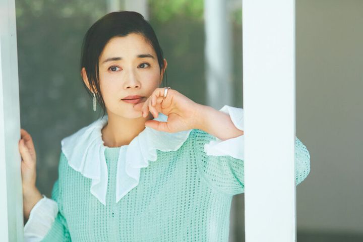 ニット¥28,600／スローン（ザ ショップスローン 神戸）、ワンピース¥41,800／エンリカ、パンツ¥37,400／ハウスオブ ロータス（ハウス オブ ロータス 二子玉川店）、ピアス¥68,200／マルセラ・サルバドール（フラッパーズ）、リング¥35,200／ヨーガンレール、バッグ¥81, 400／カマロアン（アッシュ・ペー・フランス）