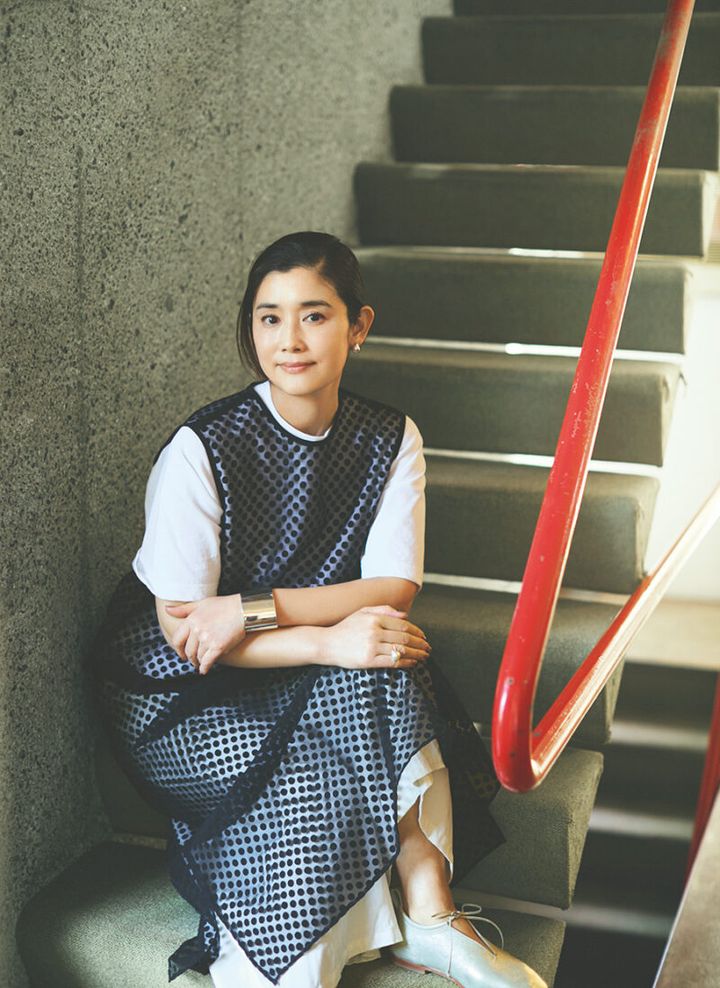 ワンピース¥41,800／ハリス×ケイコ オカモト、Tシャツ¥23,100／ラプレ（ともに金万）、パンツ¥39,600／スズキ タカユキ、ピアス ¥90,200、リング¥85,200／ともにスハー（スハー オンラインショップ）、バングル¥47,300／ヤエカ（ヤエカ アパートメント ストア）、シューズ¥22,000／スイ