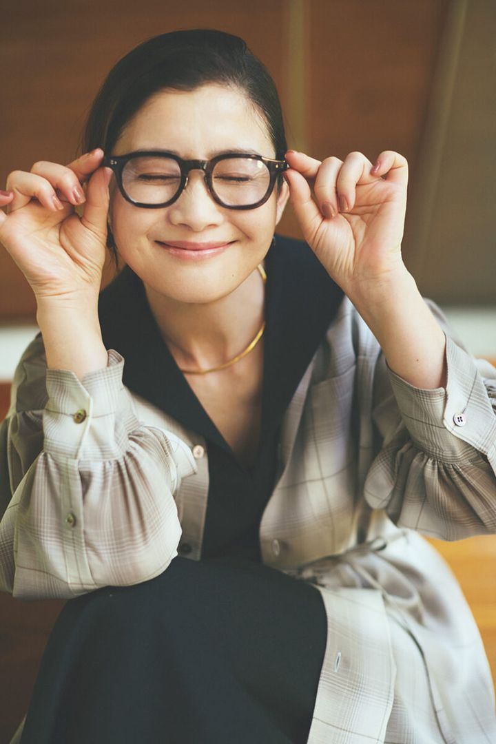 ワンピース¥63,800／ハイク（ボウルズ）、セーラーワンピース¥70,400／ザ ミュージアム オブドウズ、めがね¥70,400／アイヴァン 7285（アイヴァン 7285 トウキョウ）、ピアス¥35,200／テッドミューリング（ヤエカ ホーム ストア）、チョーカー¥68,200／アルト（アッシュ・ペー・フランス）、サンダル¥42,900／トリッペン（トリッペン原宿店）