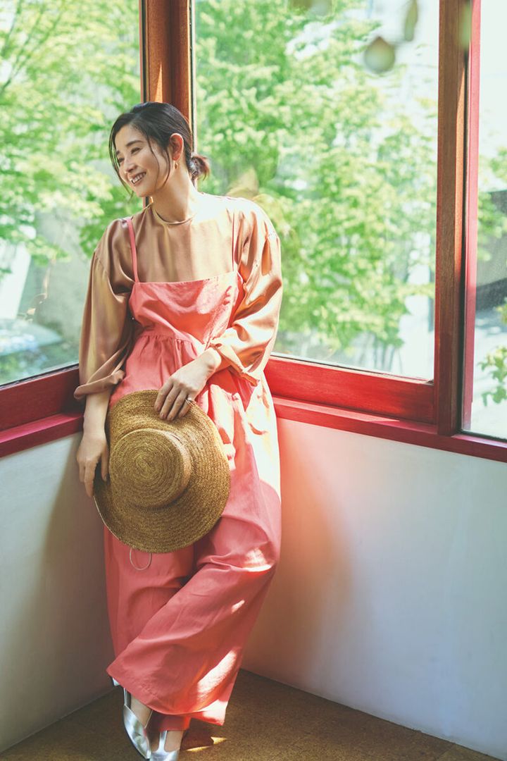 サロペット¥73,700、プルオーバー¥57,200／ともにユーモレスク、ハット¥26,400 ／チサキ（メゾン エンクウ）、ピアス¥38,500／テッドミューリング（ヤエカ ホーム ストア）、リング（5 連）¥71,500 ／イオッセリアーニ（アッシュ・ペー・フランス）、サンダル¥30,800／キャットワース（グラストンベリーショールーム）