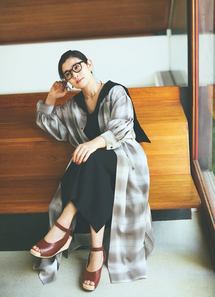 ワンピース¥63,800／ハイク（ボウルズ）、セーラーワンピース¥70,400／ザ ミュージアム オブドウズ、めがね¥70,400／アイヴァン 7285（アイヴァン 7285 トウキョウ）、ピアス¥35,200／テッドミューリング（ヤエカ ホーム ストア）、チョーカー¥68,200／アルト（アッシュ・ペー・フランス）、サンダル¥42,900／トリッペン（トリッペン原宿店）