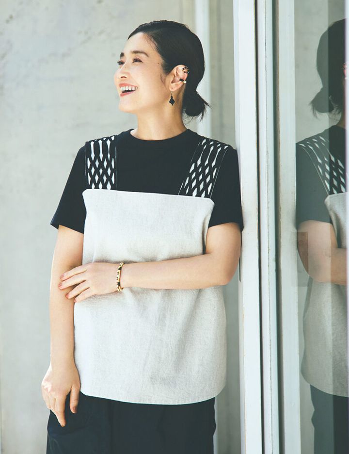 Tシャツ¥9,680／スローン（ザ ショップ スローン 神戸）、キャミソール ¥28,600（ 8月入荷） 、パンツ¥38,500／ともにプレインピープル（プレインピープル青山）、イヤーフック¥37,400、レザーパーツ¥19,800／ともにヨーガンレール、バングル各¥19,800、イヤカフ（上）¥17,600、イヤカフ（下）¥13,200／すべてバンボレイラ（フラッパーズ）