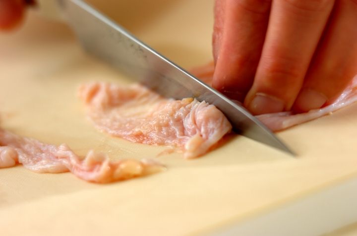 鶏皮と焼き小松菜の和え物の下準備1