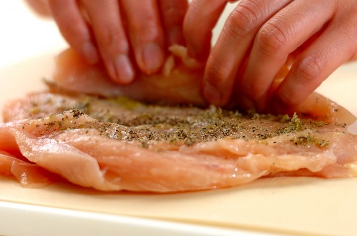 鶏肉のスパイシーロールの作り方1