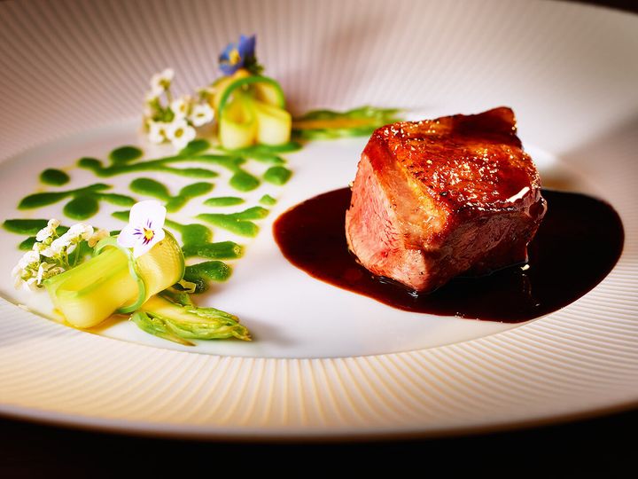 銀座『アマラントス』の「ピジョンのロティ グリーンアスパラガスのピューレ」