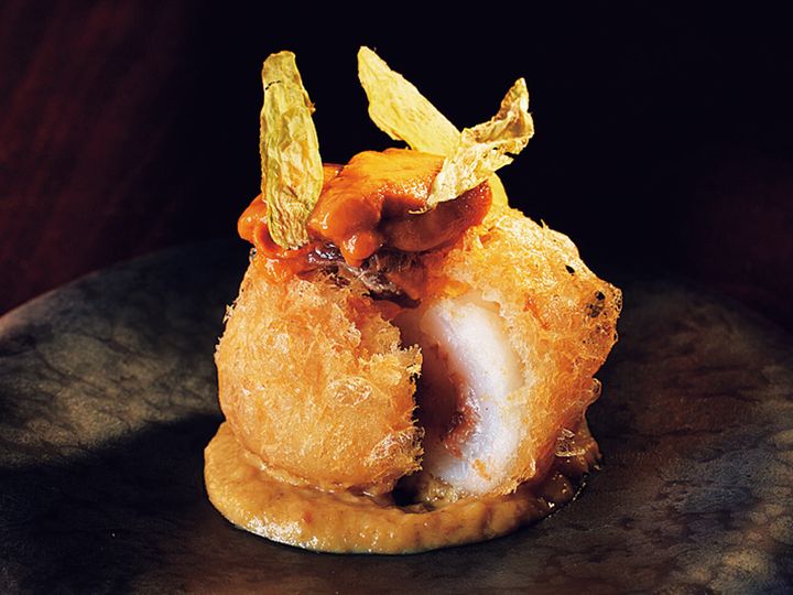 麻布十番『東麻布いと』の「大隅産炙り烏賊のフリット生うにのせ」