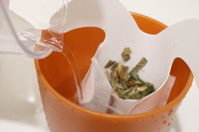 ダイソーのお茶パックホルダーをマグカップにセット