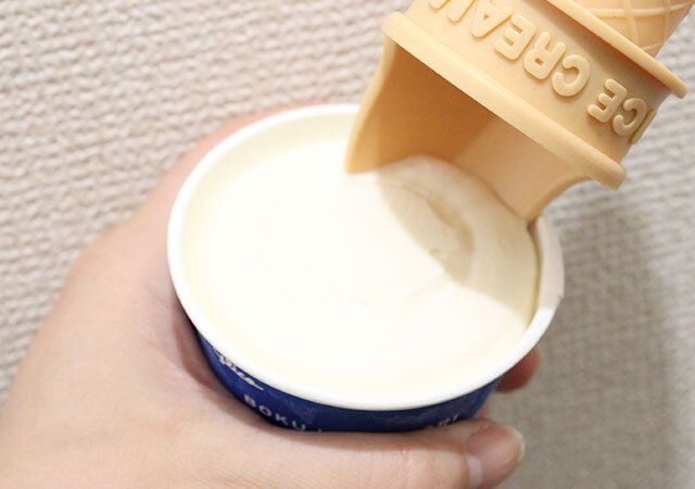 セリアのアイスクリームコーンホルダーでアイスをすくう様子