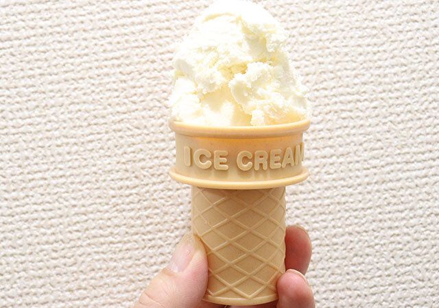 セリアのアイスクリームコーンホルダーに盛り付けたアイス