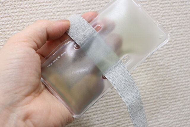 セリアの保冷剤ベルト通し穴付にベルトを通す
