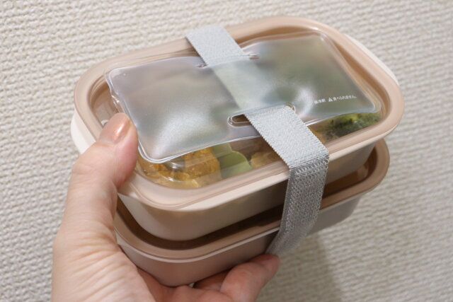 セリアのお買い得な保冷剤ベルト通し穴付