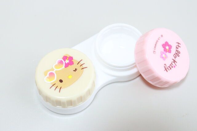 ダイソーのHello Kittyコンタクトレンズケース1