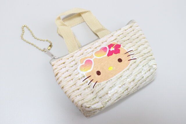 ダイソーのHello Kittyマイクロバッグチャーム1