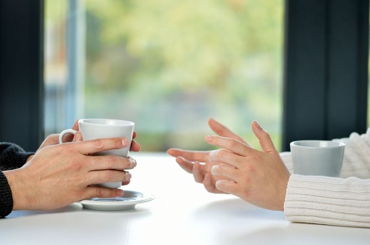 コーヒーブレイクをする二人