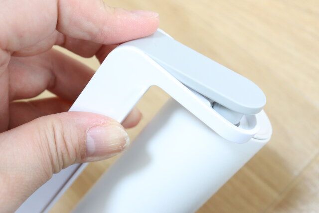 ダイソーのブラシ一体ケース付粘着クリーナーのホルダー