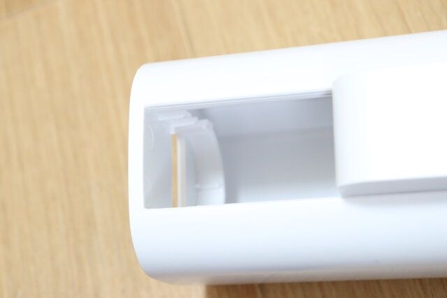 ダイソーのブラシ一体ケース付粘着クリーナーはケースの内側に爪がついていて外れにくい