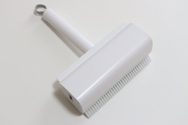 ダイソーのブラシが一体になったケース付きの粘着クリーナー