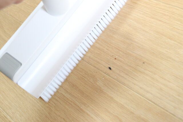 ダイソーのブラシ一体ケース付粘着クリーナーは掃き掃除ができる