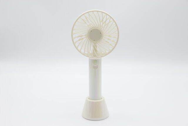 スリーピーのアロマハンディファンはスタンド付きで卓上でも使える