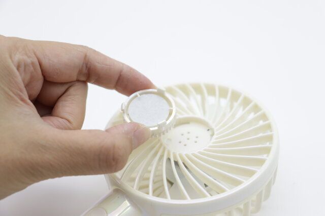 スリーピーのアロマハンディファンはお好みのアロマオイルを垂らして香りを楽しめる