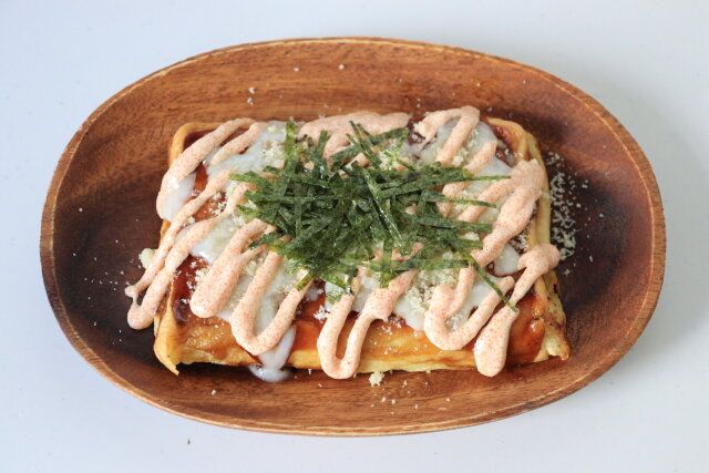 全体に明太マヨネーズをかけ、刻みのりをトッピングする。