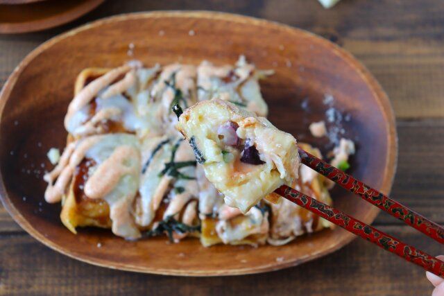 チーズ明太の角たこ焼き お箸でつまむ