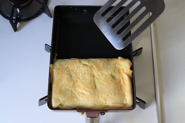 少し表面が乾いて焼けてきたら、フライ返しで半分に折りたたむ。