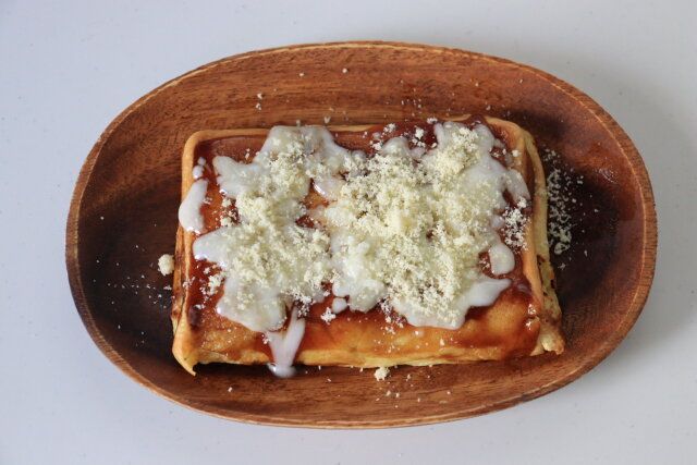 器に盛り、表面に薄くたこ焼きソースをスプーンで塗る。