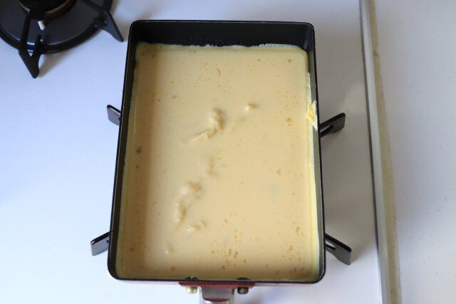 卵焼き器を熱し、油をやや多めに引く。たこ焼き生地を全て流し入れる（中火）。