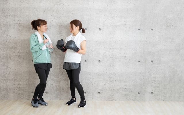 ジムで話す女性
