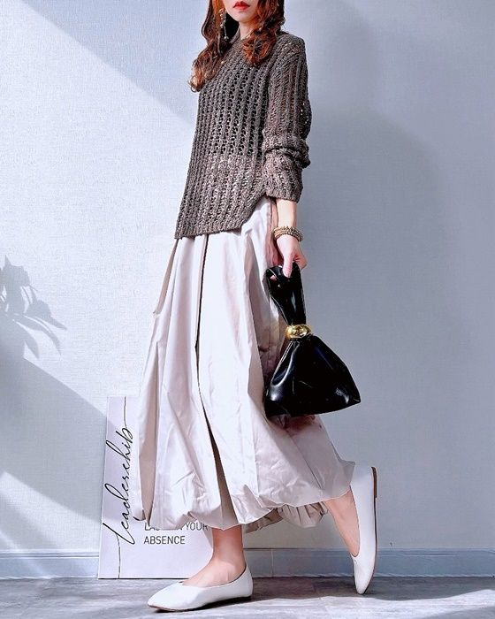 GUのベージュの「バブルヘムミディスカート」