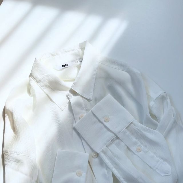 白のシアーシャツ