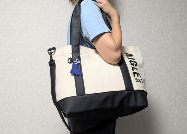 エーグルトートバッグ肩に掛けたところ