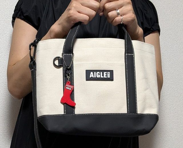 エーグルミニトートバッグ手に持ったところ