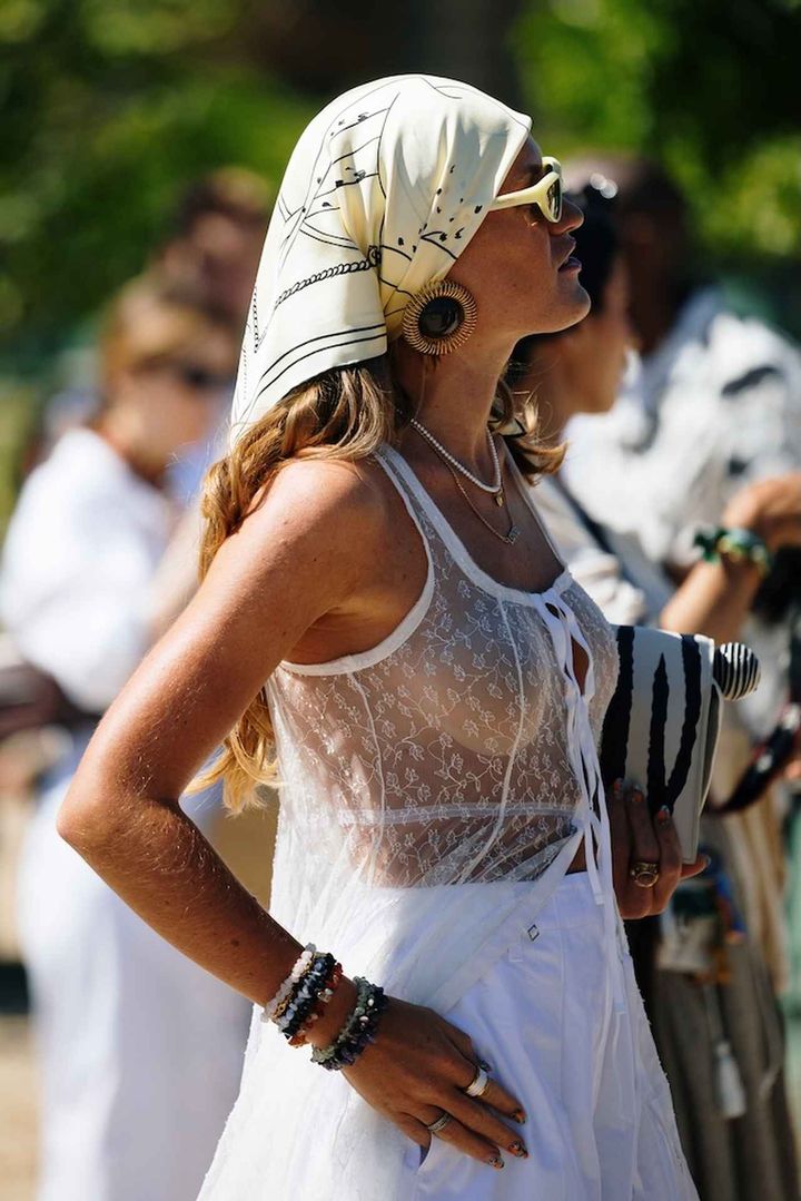 画像: イエロー×ホワイトの軽やかスカーフスタイル